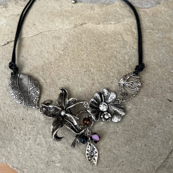 Pretty metal necklace with leather chain - Picture 2 of 6